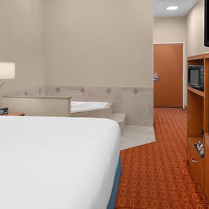 Guest room 1 King Whirlpool